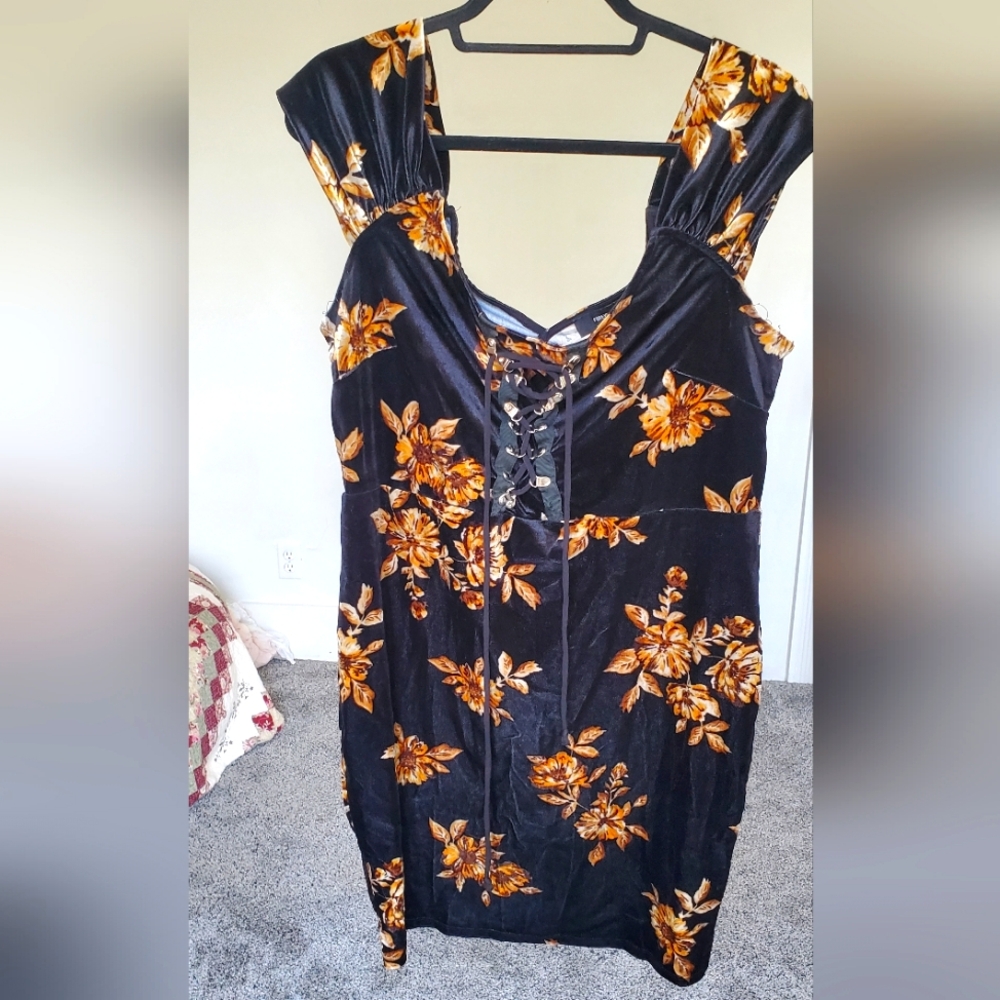 Body Con Blacl Velvet Floral Dress